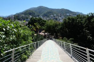 The sloping bridge to Isla Cuale