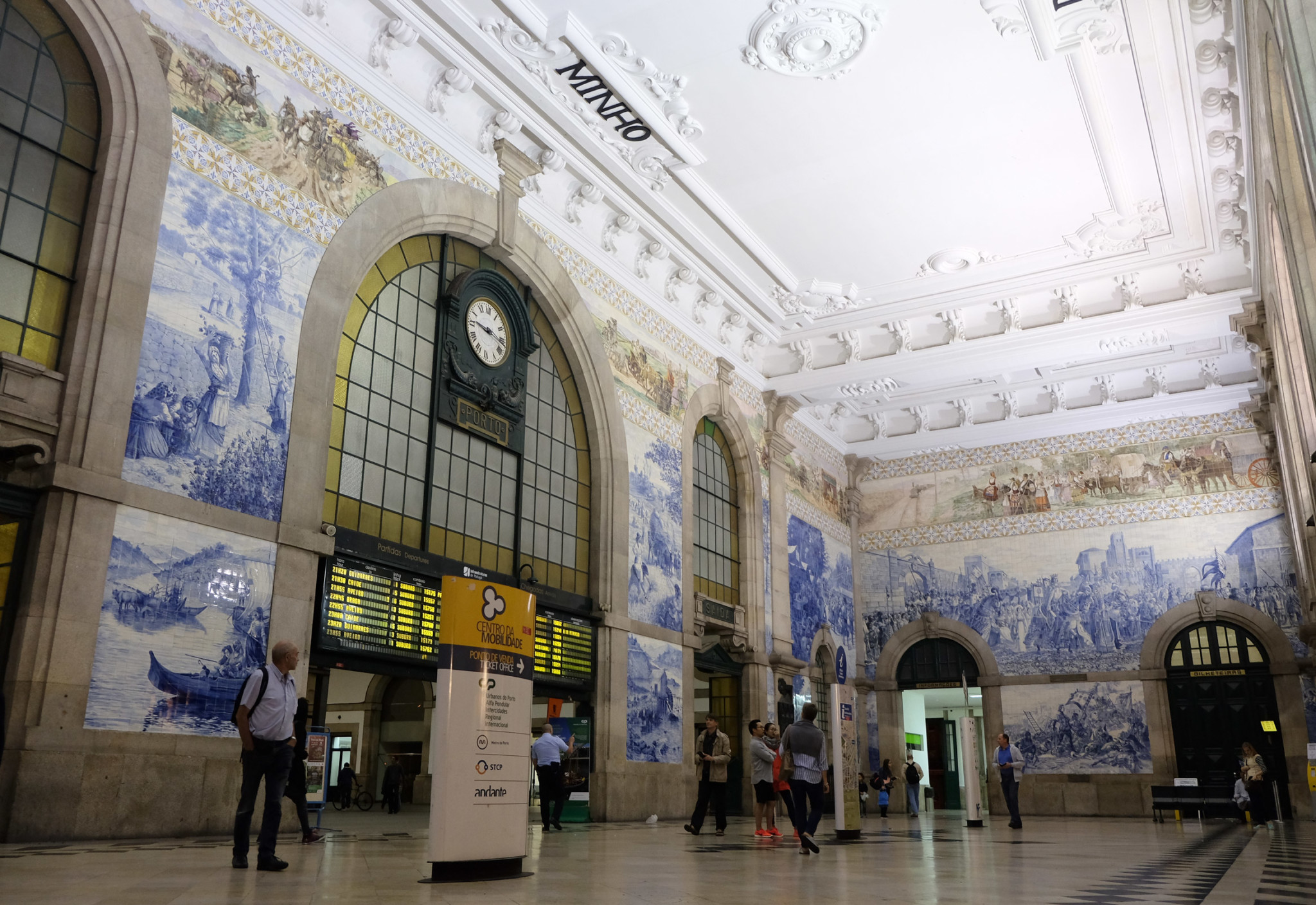 The gorgeous tilework at Porto São Bento station