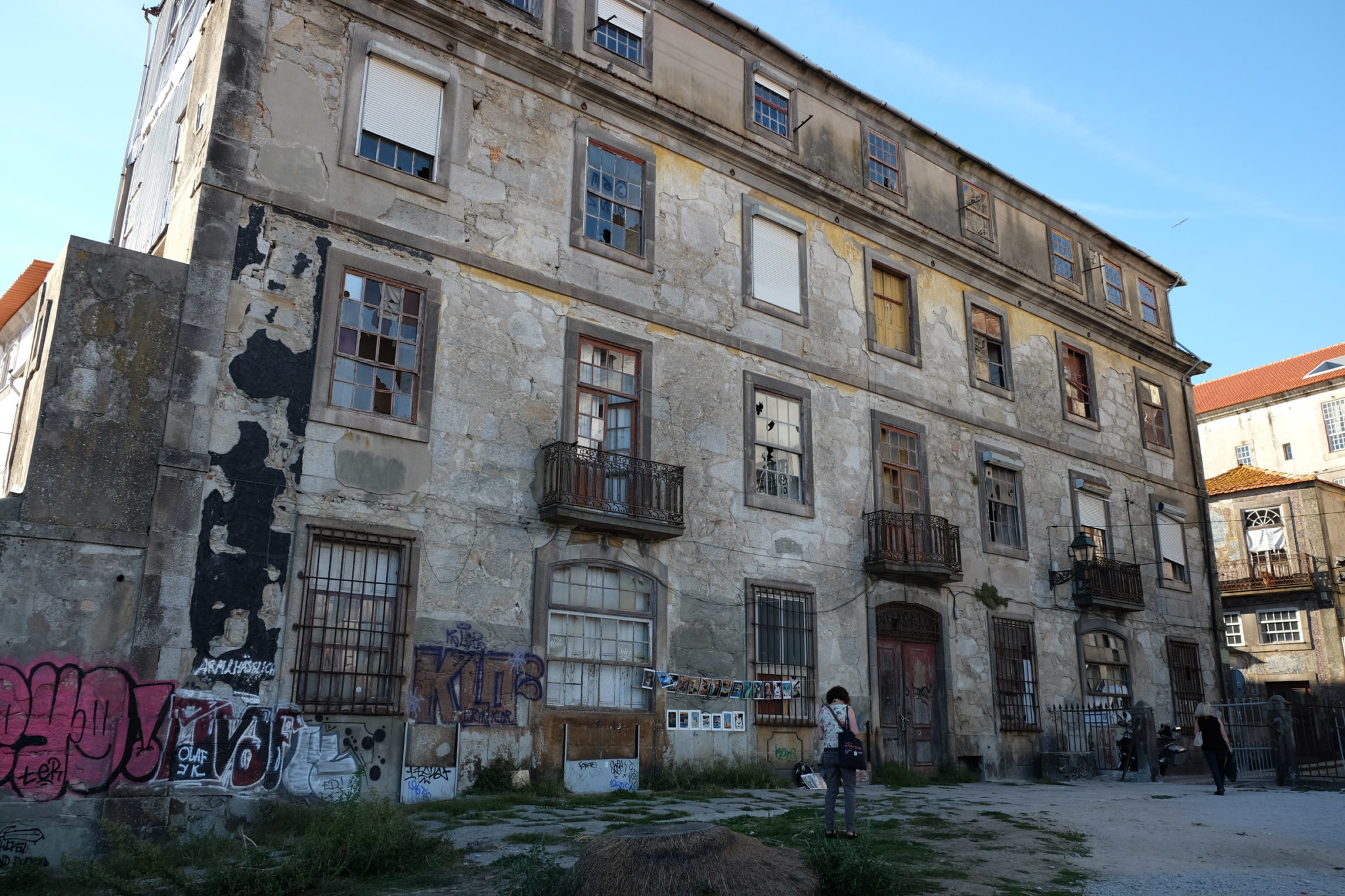 The abandoned building at the Miradouro da Vitoria