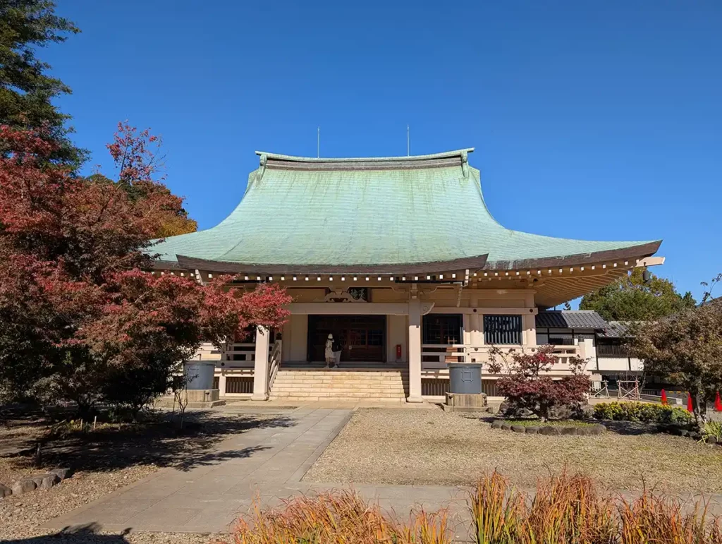 Gōtokuji Temple's main hall. The building has a traditional roof but a 1960s air.